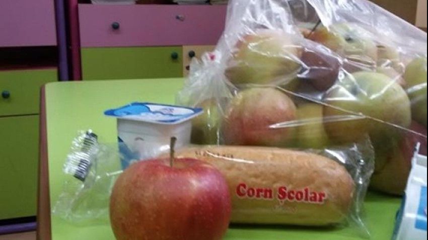 Elevii din Teleorman au primit mere stricate și cornuri vechi