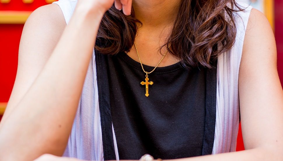 Motivul pentru care este bine să purtăm o cruciuliță la gât. Multe persoane nu știu acest lucru