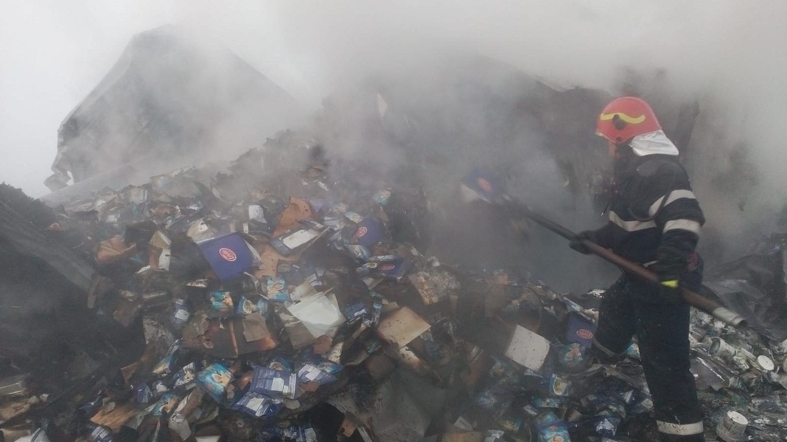 Un TIR a intrat într-un cap de pod pe DN1 și a luat foc. Șoferul a scăpat, dar pasagerul a murit