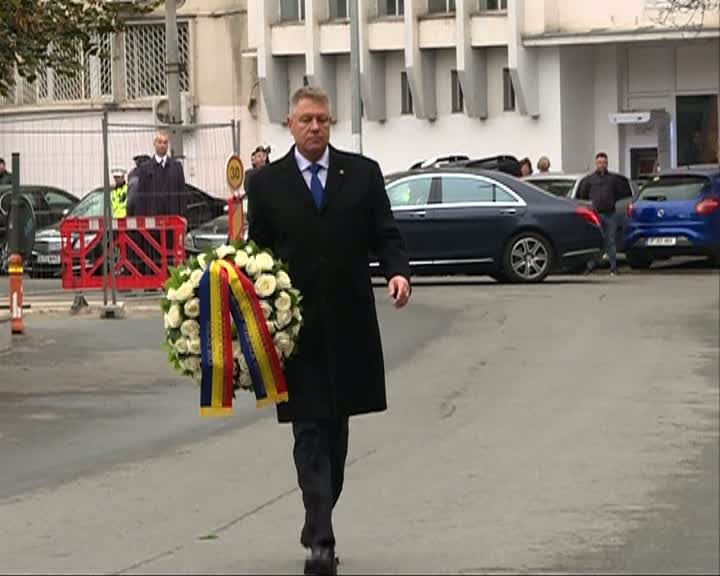 Klaus Iohannis a depus o coroană de flori în memoria victimelor Revoluției din Decembrie 1989
