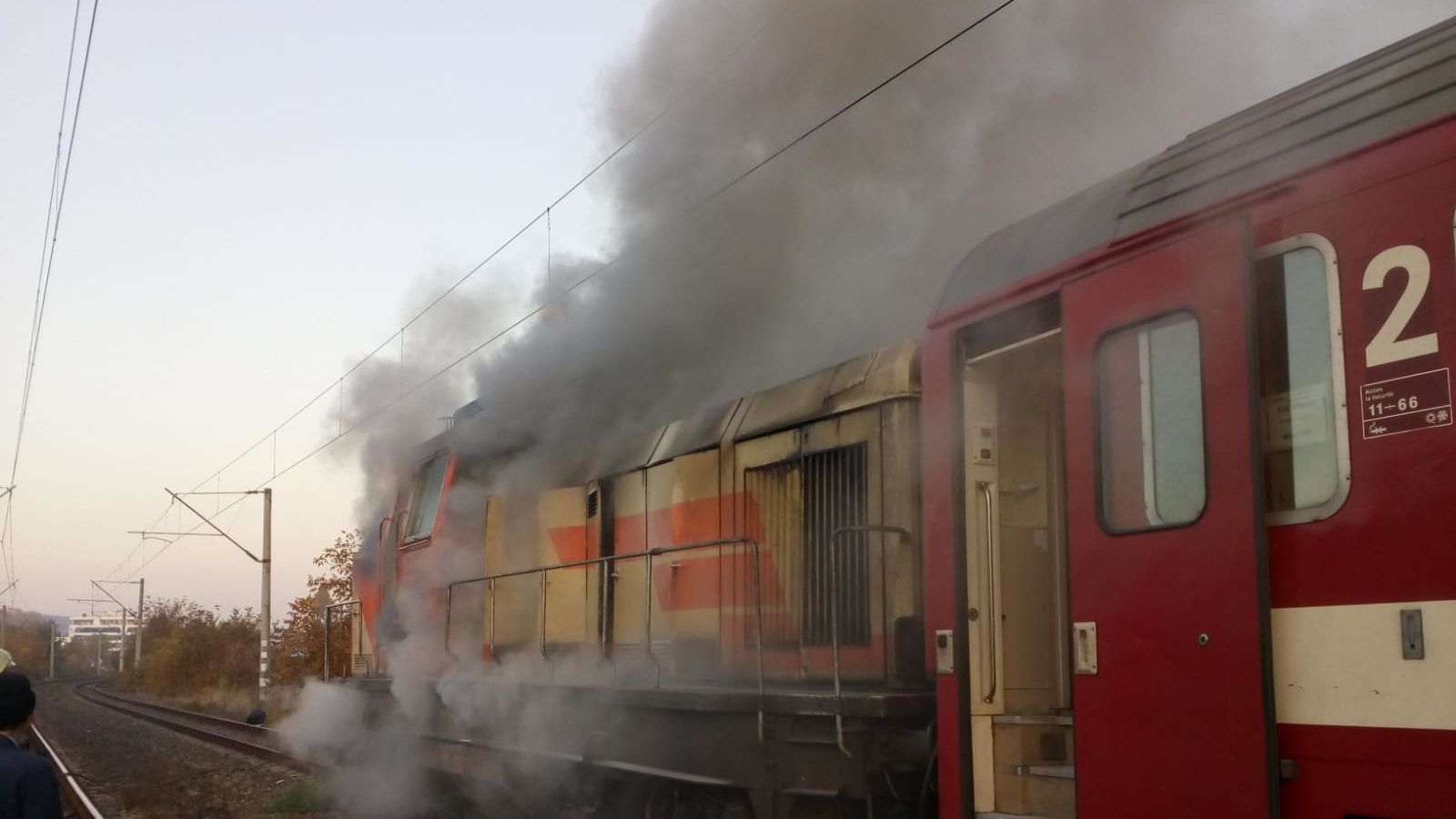 Locomotiva trenului internaţional Cluj - Viena, în flăcări. Călătorii, evacuați de urgență