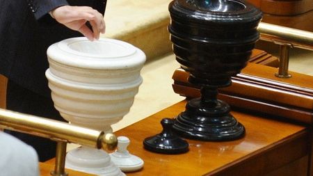 Vot moțiune de cenzură - imagine cu notă sugestivă