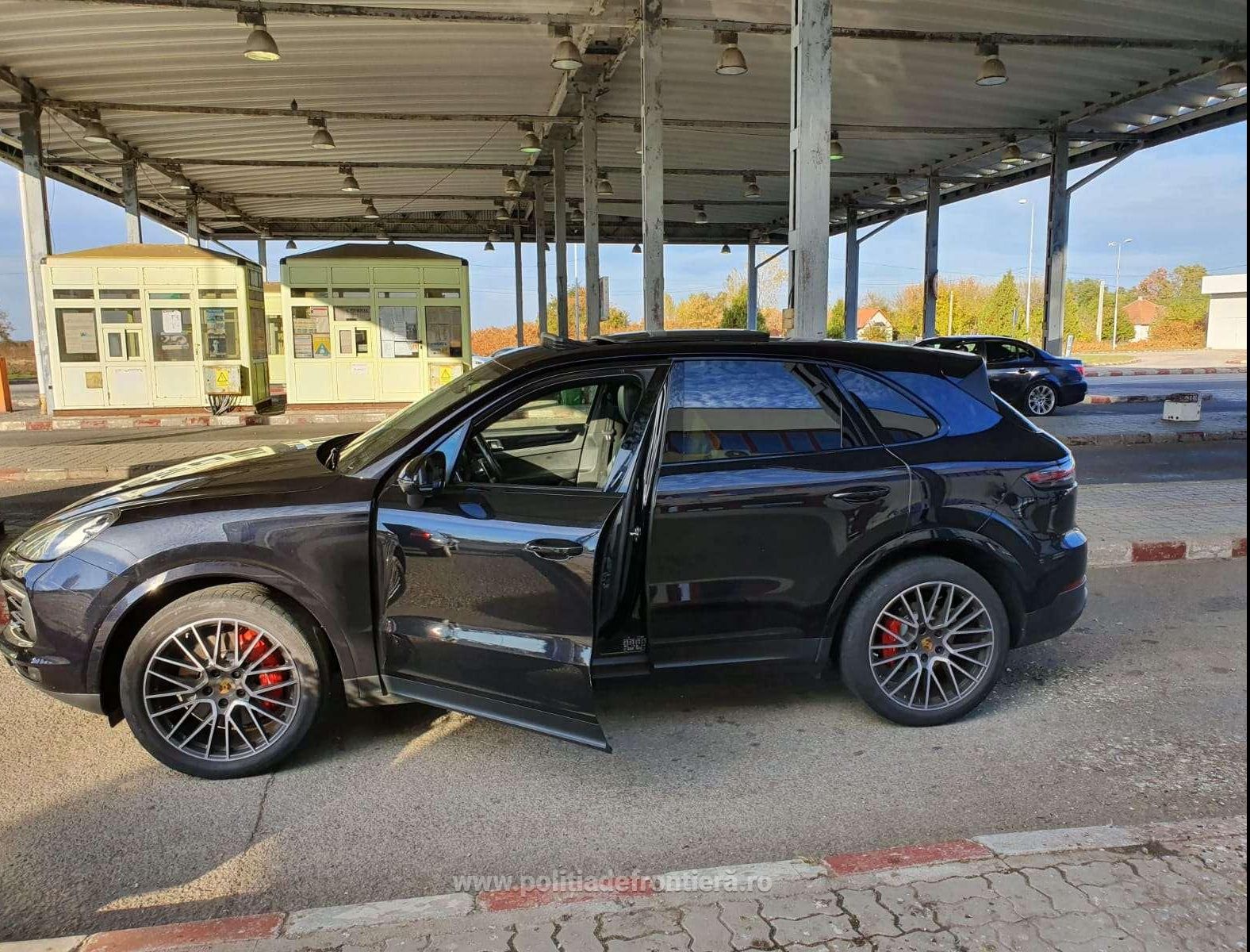 Porsche Cayenne, căutat în Italia, descoperit la P.T.F. Petea 