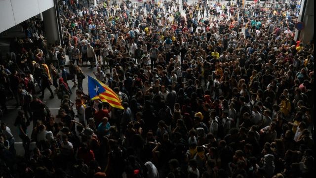 Violențe la Barcelona după condamnarea liderilor separatiști catalani