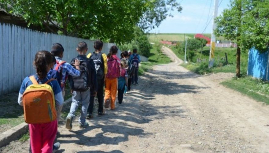 Veste bună pentru elevii navetiști: cheltuielile de transport vor fi decontate