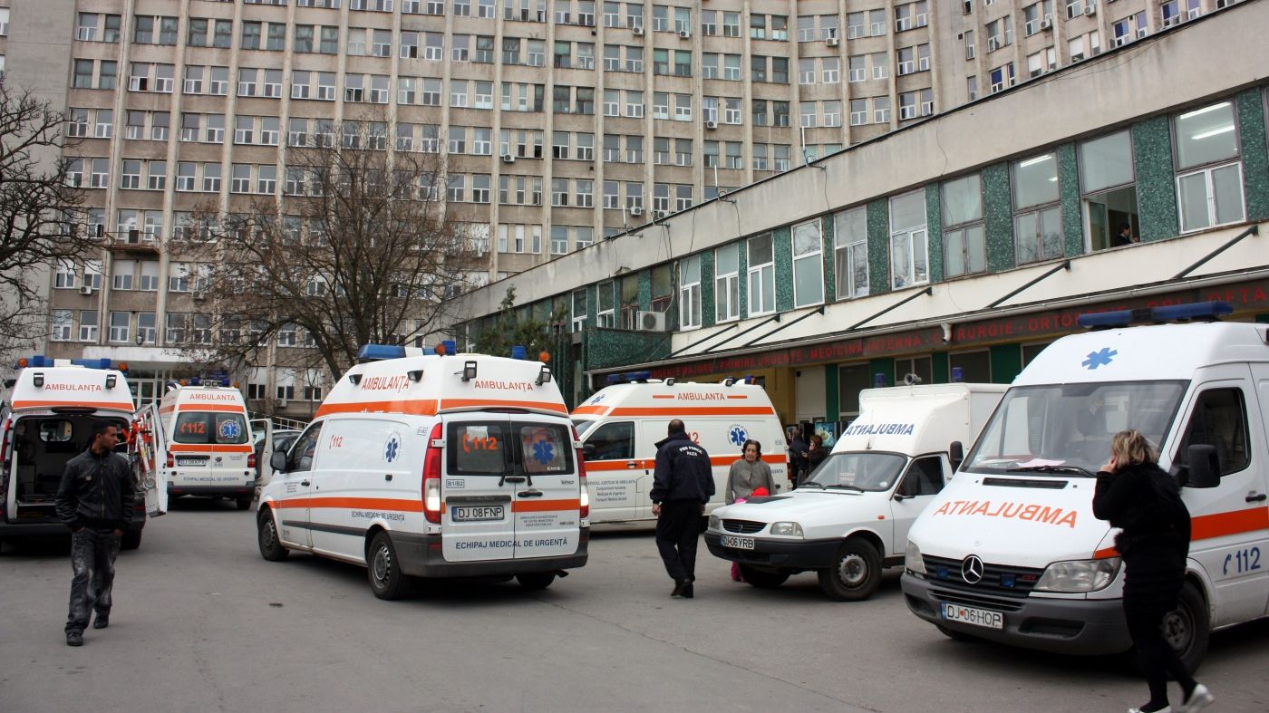 Scene șocant la Spitalul Județean Craiova. Agent de pază, bătut de tatăl unui pacient