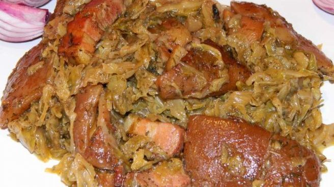Varză calită rețetă. Așa faci cea mai delicioasă varză călită cu afumătură!