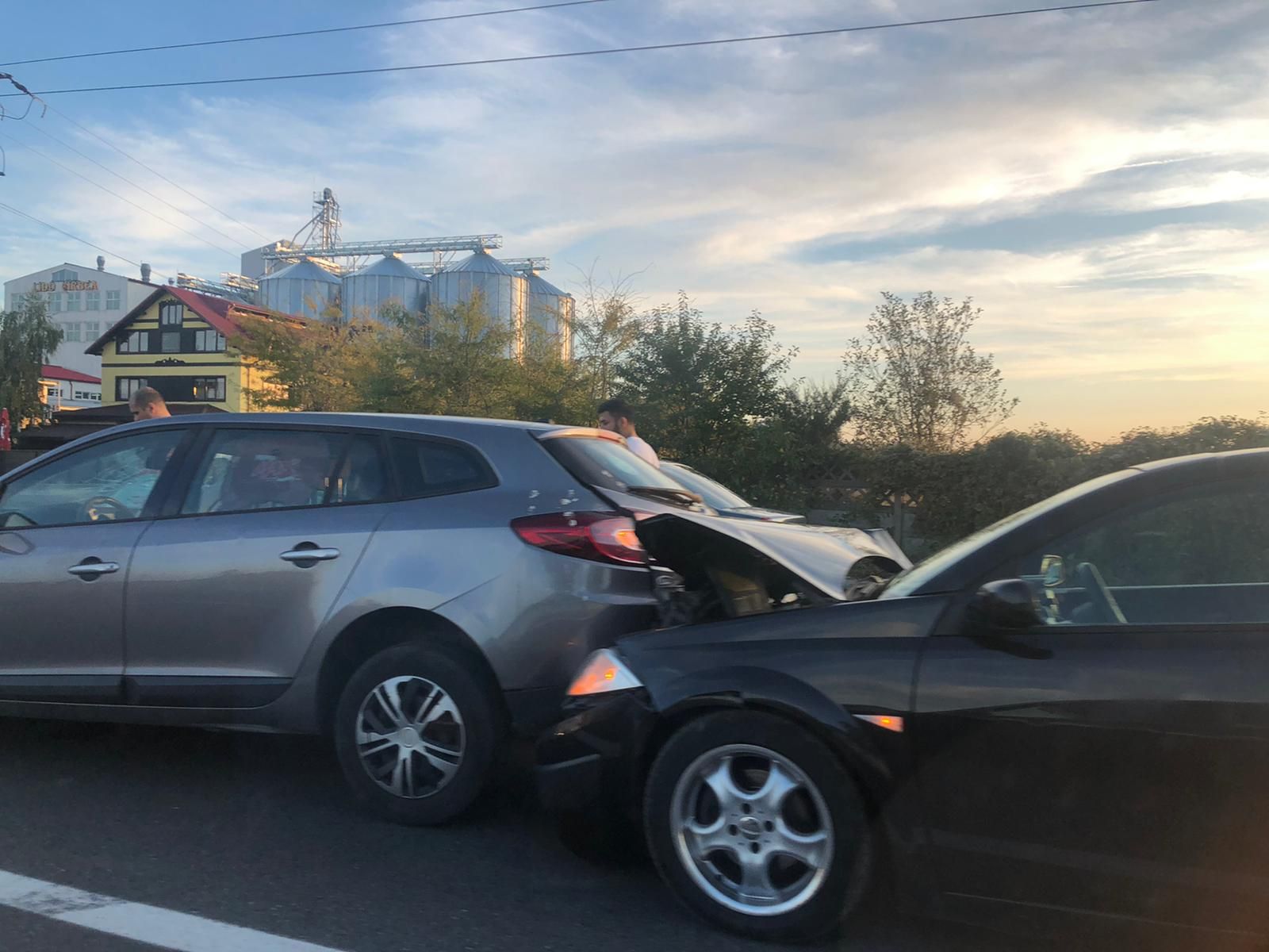 Accident în lanţ, pe DN1. 17 persoane implicate, 5 maşini făcute praf