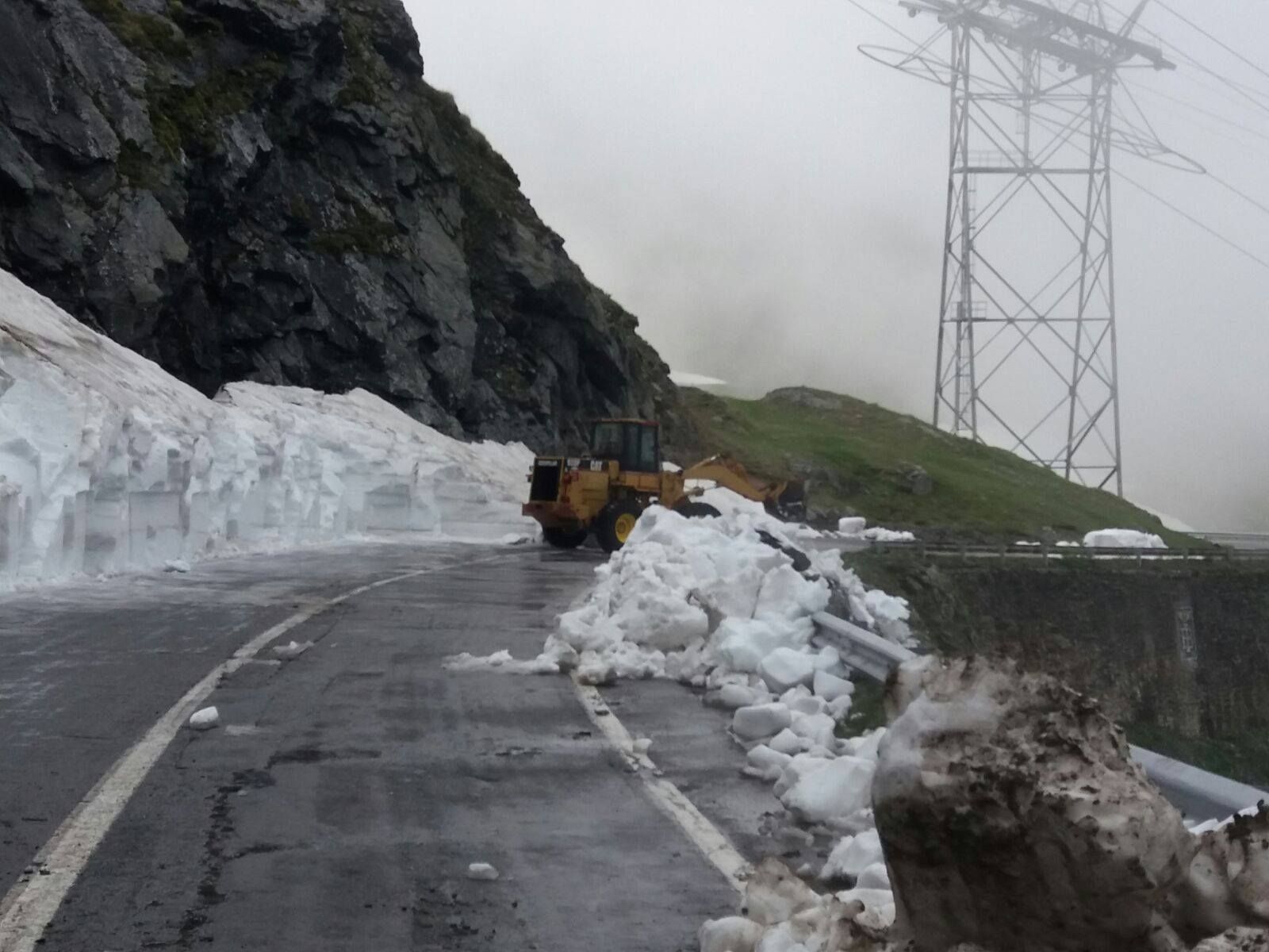 17 centimetri se zăpadă pe Transfăgărășan. Anvelopele de iarnă, obligatorii!