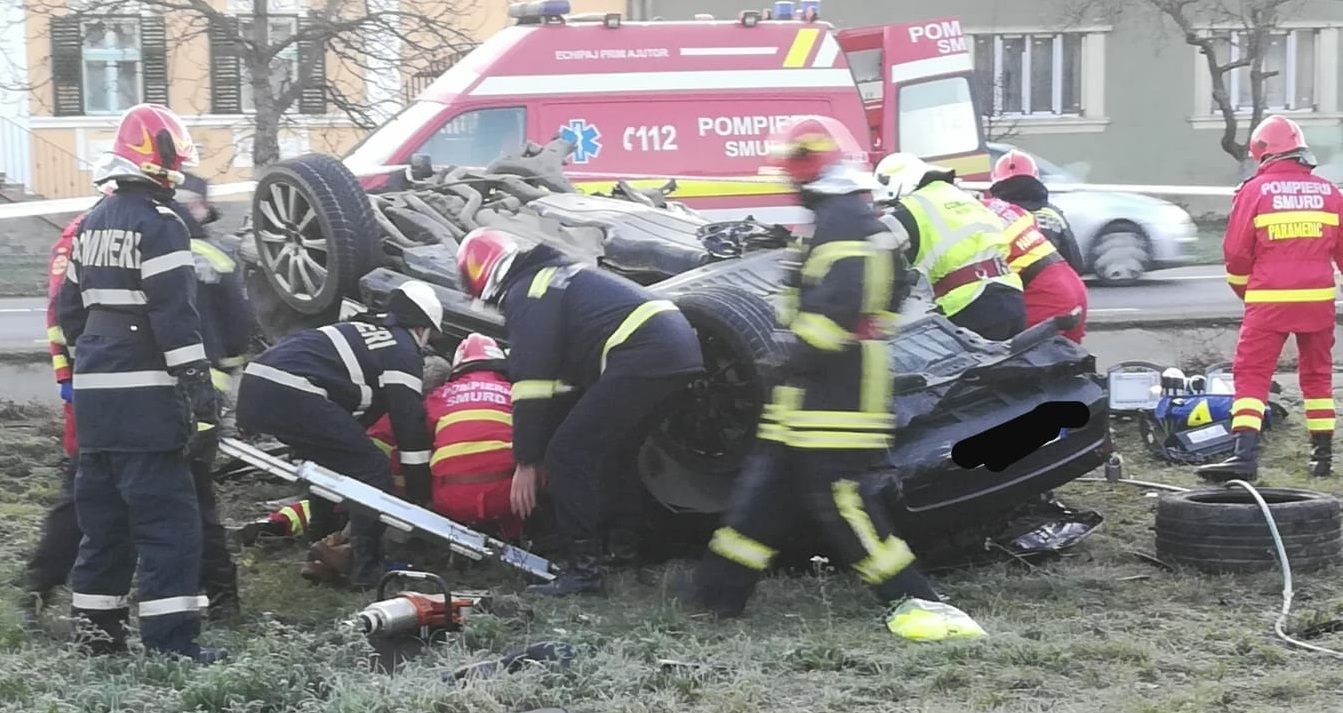 Imagini înfiorătoare de la un accident din Bistrița. Oameni prinși sub mașina răsturnată
