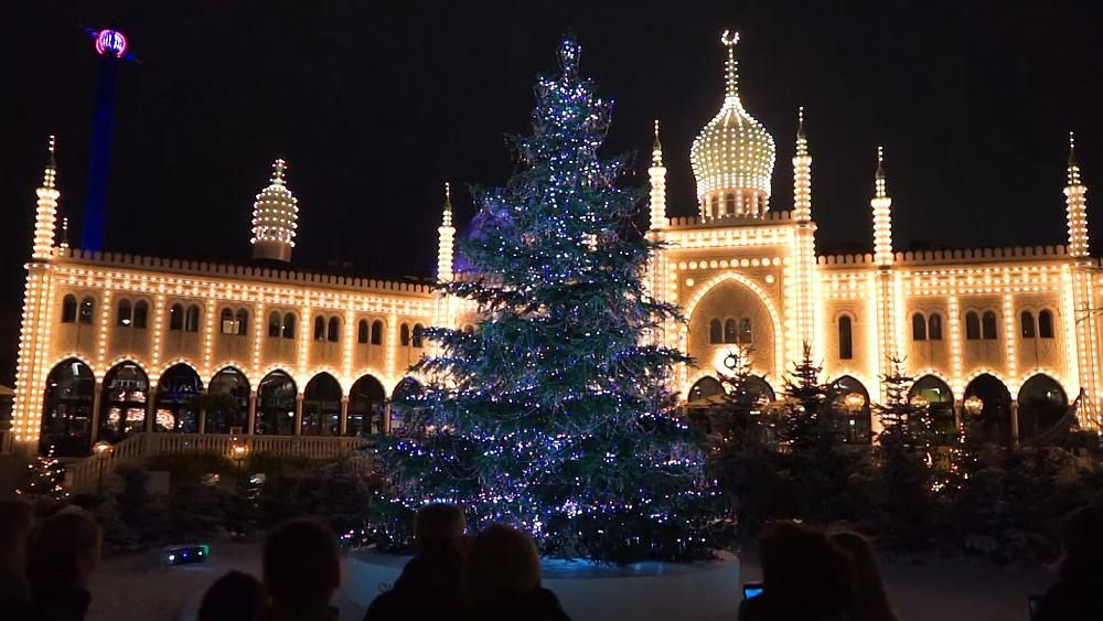 Brad de Crăciun, împodobit cu 3.000 de cristale Swarovski. Ai idee cât costă?
