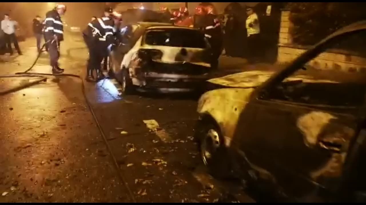 Trei mașini distruse într-un incendiu, la Pitești! Cauza nu a fost stabilită