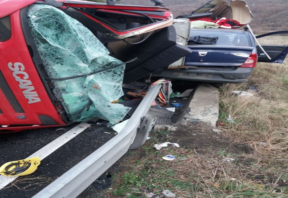 Accident mortal, pe Valea Oltului. Un TIR s-a răsturnat peste o mașină