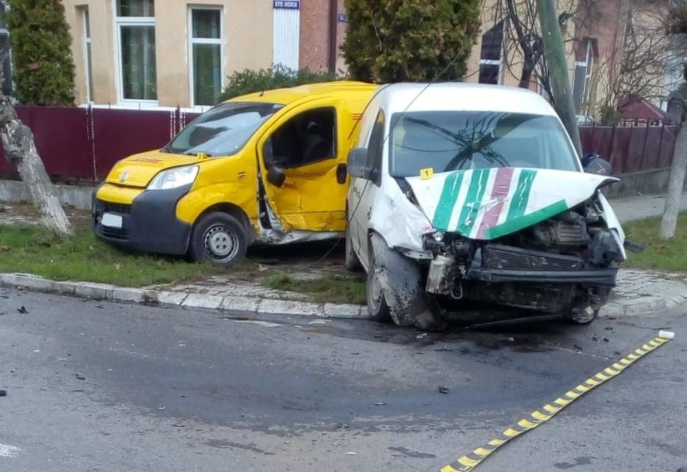 Accident teribil, în Dej. 3 victime, după ce o mașină a fost aruncată pe trotuar