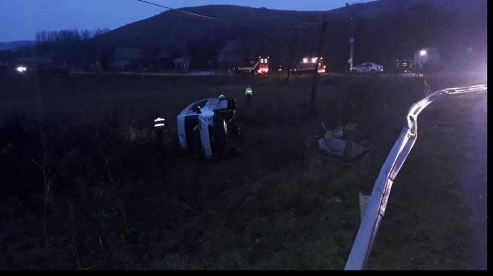 Un microbuz cu 16 călători s-a răsturnat la Cluj