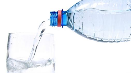 Ce se întâmplă în corpul tău dacă bei apă noaptea