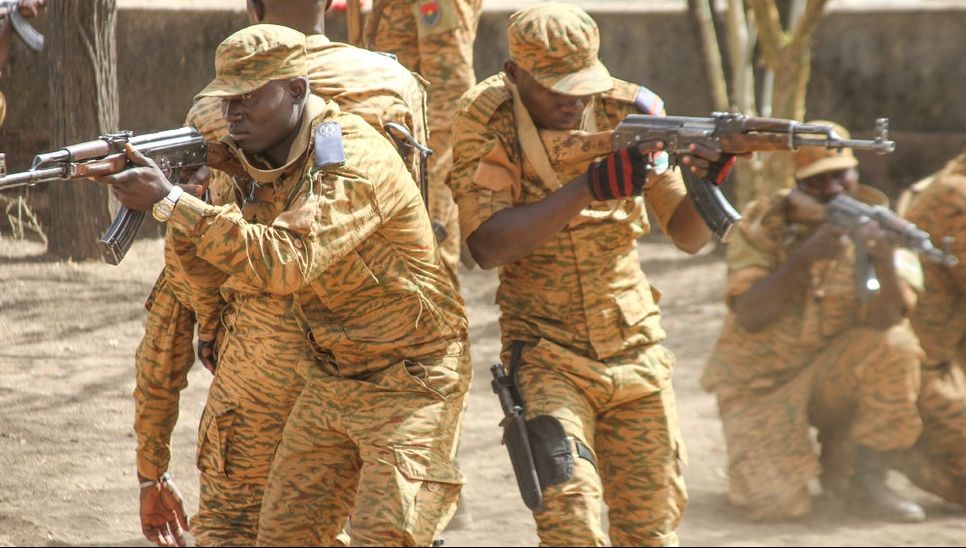 Atac sângeros la o mină de aur. Cel puțin 37 de morți