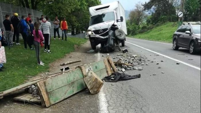 Un microbuz a spulberat o căruță: un tânăr de 16 ani, mort pe loc