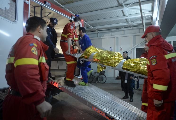 Rănit scos pe targă din clubul Colectiv. Foto/ISU