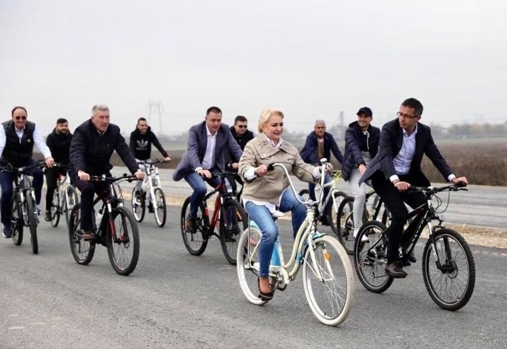 Mesajul ironic al primarului Bacăului: “Doamna Dăncilă, ați calculat câte voturi v-a costat tura cu bicla?”