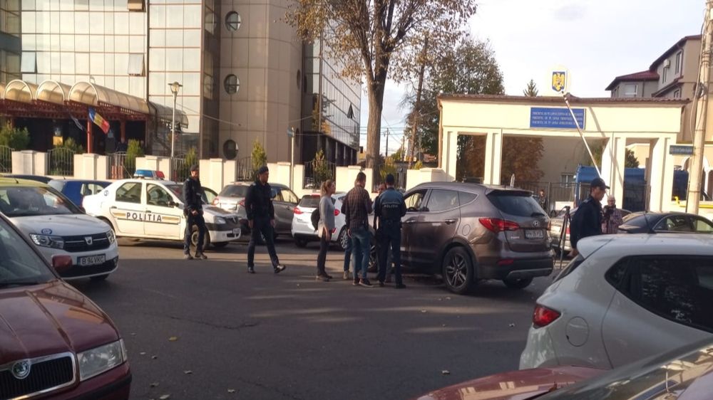 Interlopii au atacat un bărbat, bănuit că a fi denunțător, chiar în fața sediului DIICOT Ploiești