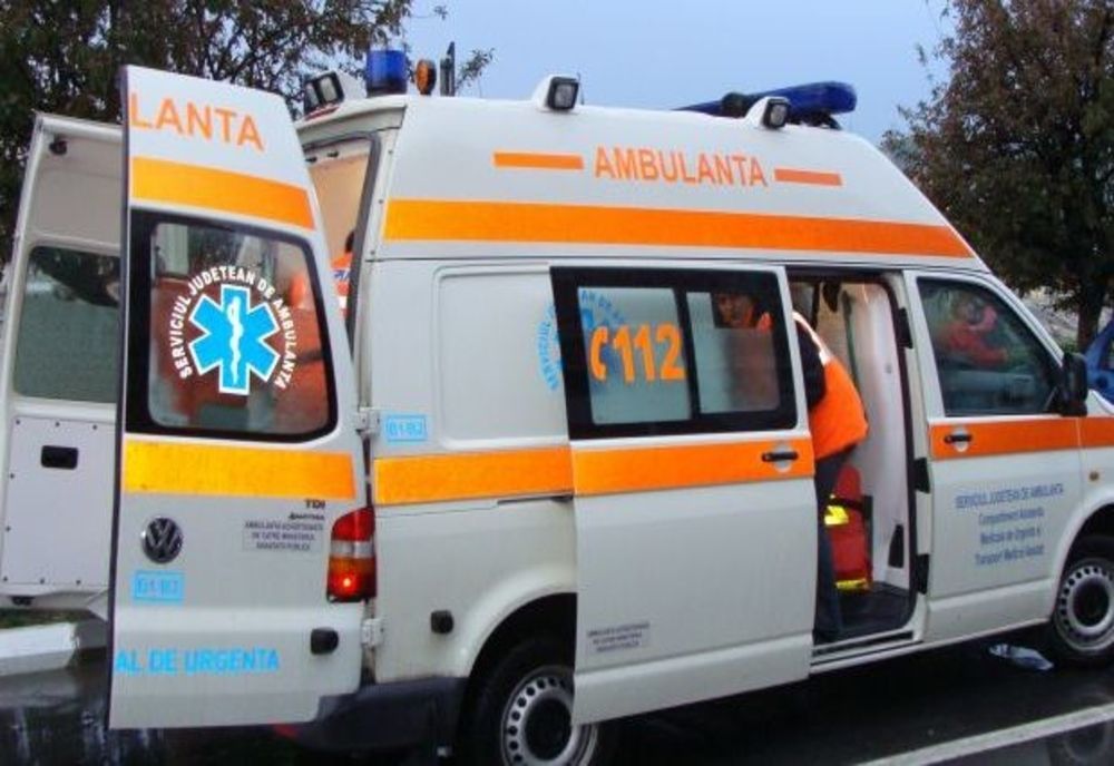 Caz șocant! Bărbat prins sub zidul unei construcții pe care o dărâma