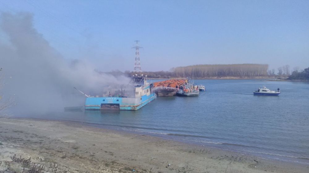 Incendiu pe Dunăre. O navă împingător, cuprinsă de flăcări. Marinarii militari intervin 
