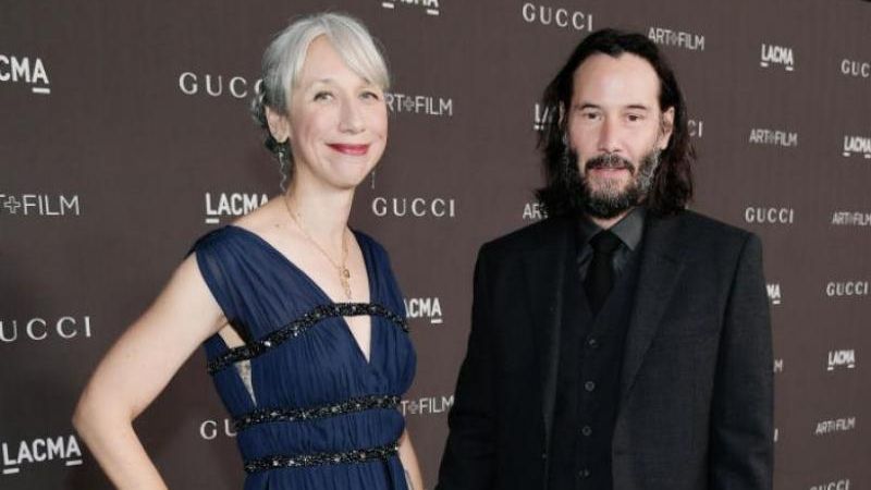 Keanu Reeves, la braț cu iubita după 20 de ani