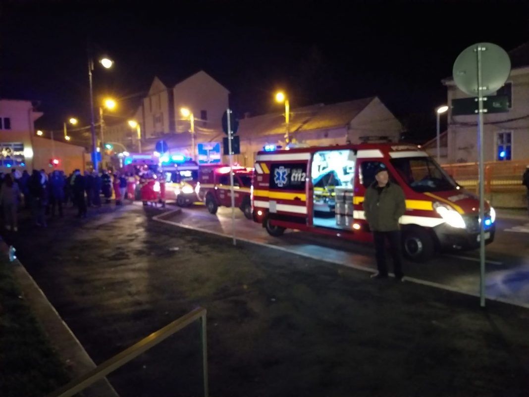 Panică la noul Mall, din Sibiu. Clădirea a fost evacuată, după ce s-a simțit miros de gaz. 3 pompieri, duşi la spital