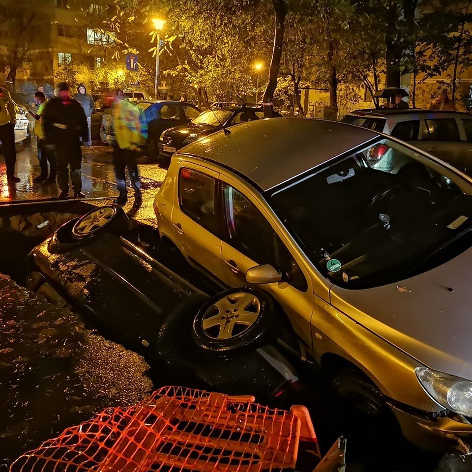 Mașini căzute într-o groapă făcută de RADET, în Sectorul 6 al Capitalei! Imagini șocante