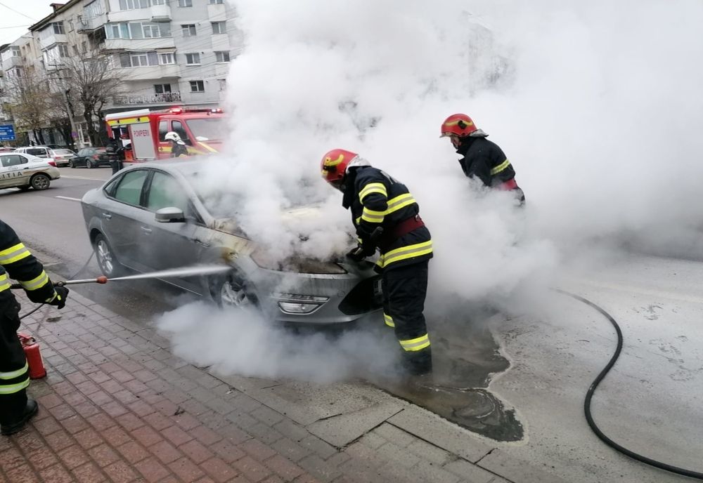 Panică în Piatra-Neamț! O mașină a luat foc pe stradă