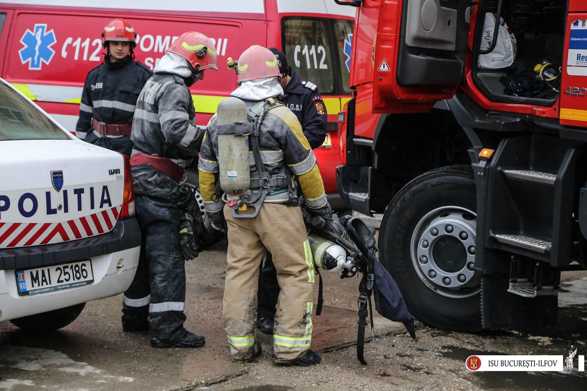 INCENDIU la un MALL din Capitală: 4 victime, 3 mașini distruse
