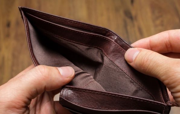 Credeau că a dat norocul peste ei, după ce au găsit portofelul unui pensionar. Ce a urmat