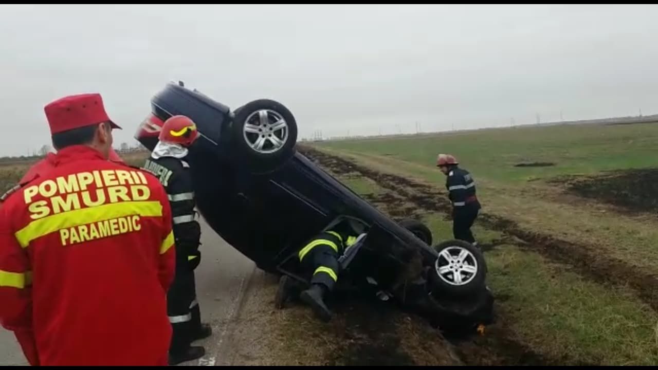S-a răsturnat cu mașina și a fugit în șosete pe câmp VIDEO