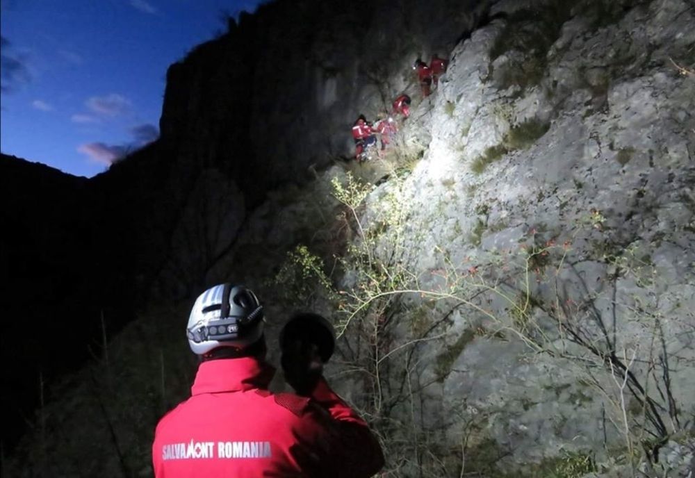 Turiști blocați în munți. Intervenție dificilă a jandarmilor din cauza vremii