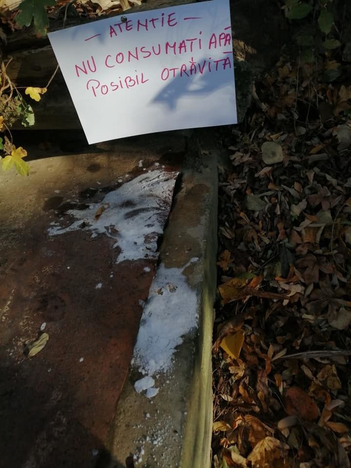 Alertă în județul Satu Mare! O substanță posibil toxică, aruncată într-o fântână