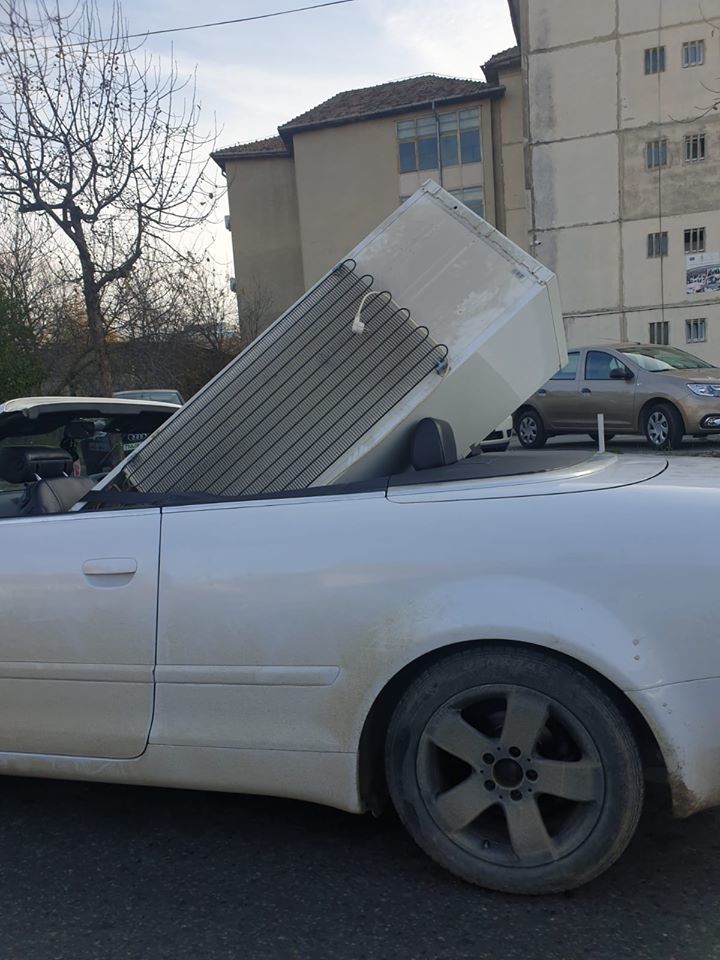 Așa se transportă un frigider în România. Imagini virale pe Facebook