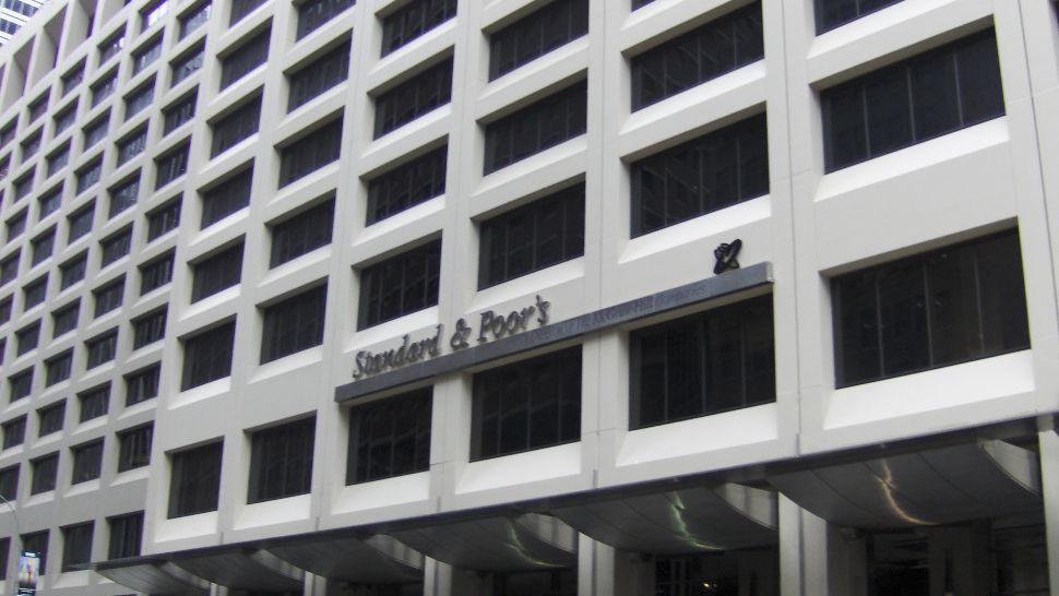 Efectul guvernării PSD. Standard & Poor’s a revizuit perspectiva României de la stabil la negativ