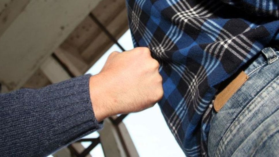 Are 18 ani, dar este acuzat că a vrut să omoare un om! Și-a luat victima la pumni și picioare