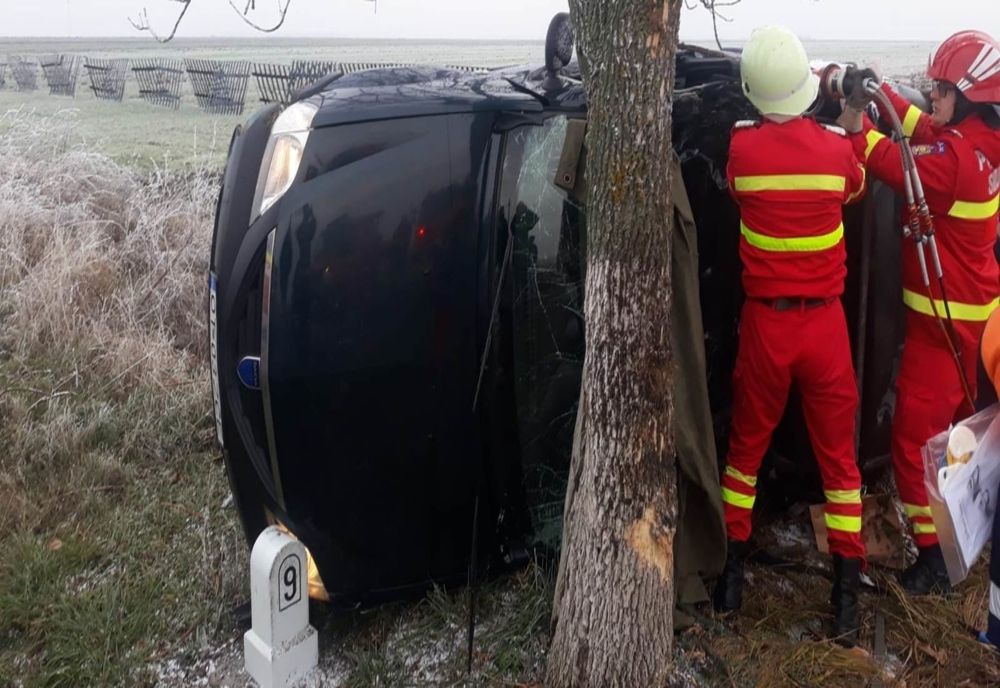 Accident în jud. Olt! Două persoane, grav rănite după ce o mașină s-a izbit de un copac