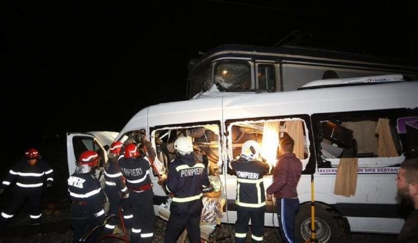 Un microbuz a spulberat un autoturism. Doi oameni au murit pe loc