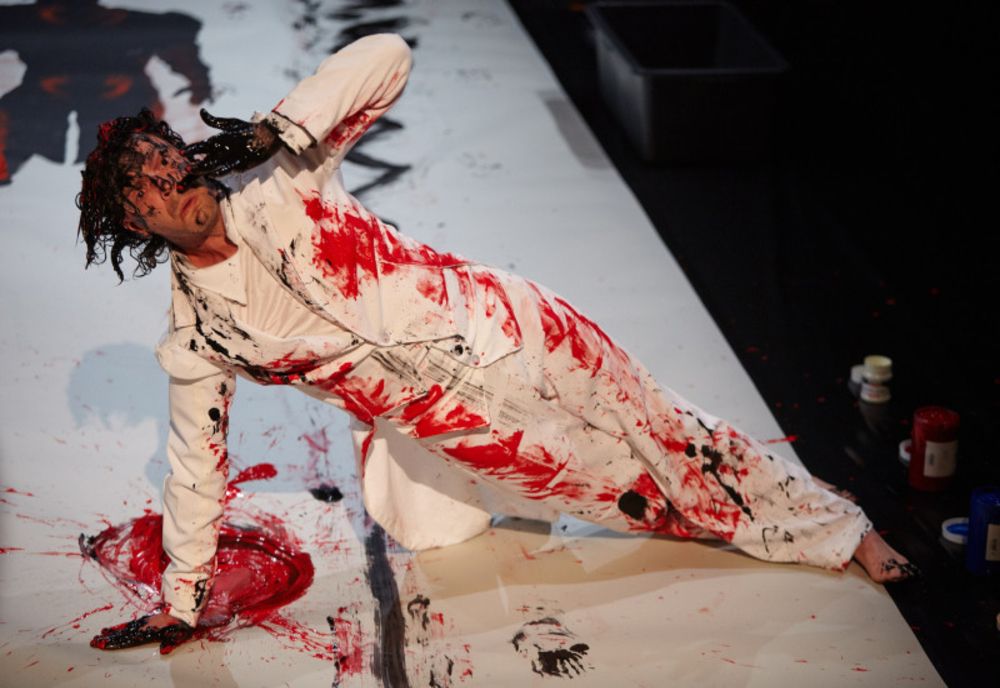 VIDEO Artistul care pictează cu corpul în timp ce dansează