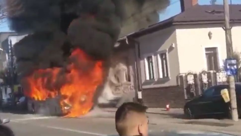 Un autobuz cu călători a luat foc în mers! Flăcările s-au extins la o clădire din apropiere - VIDEO