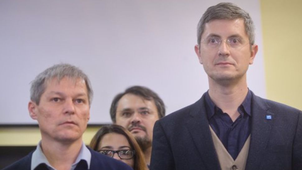 CONGRES online USR-PLUS: Partidul condus de Dacian Cioloș a fost absorbit de partidul condus de Dan Barna
