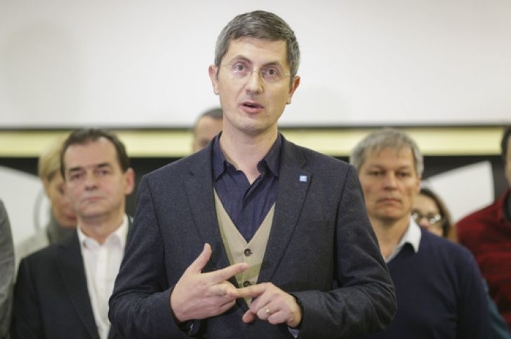 USR îl propune pe Cioloș premier, astăzi, la consultările cu președintele