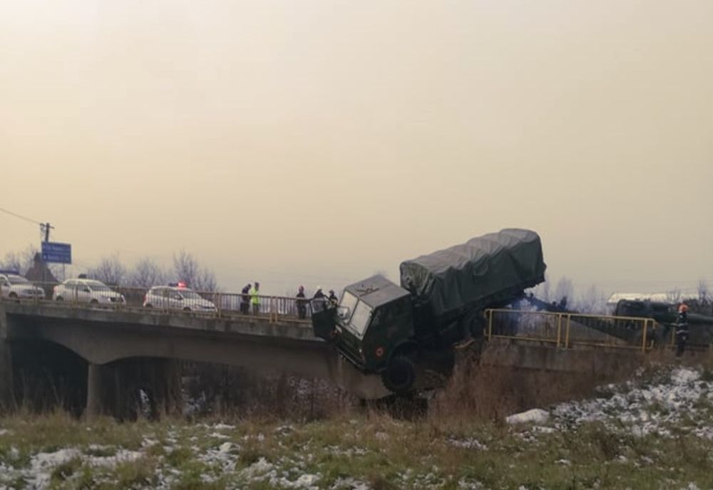 Accident în Dej. Camion al Armatei, la un pas să cadă în gol de pe un pod. FOTO