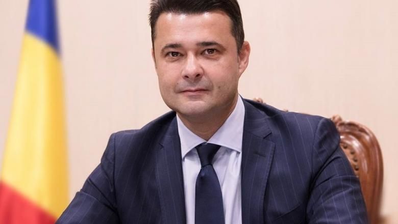 De Moș Nicolae, copiii din unele școli din București au primit pliante şi pungi cu faţa primarului de sector