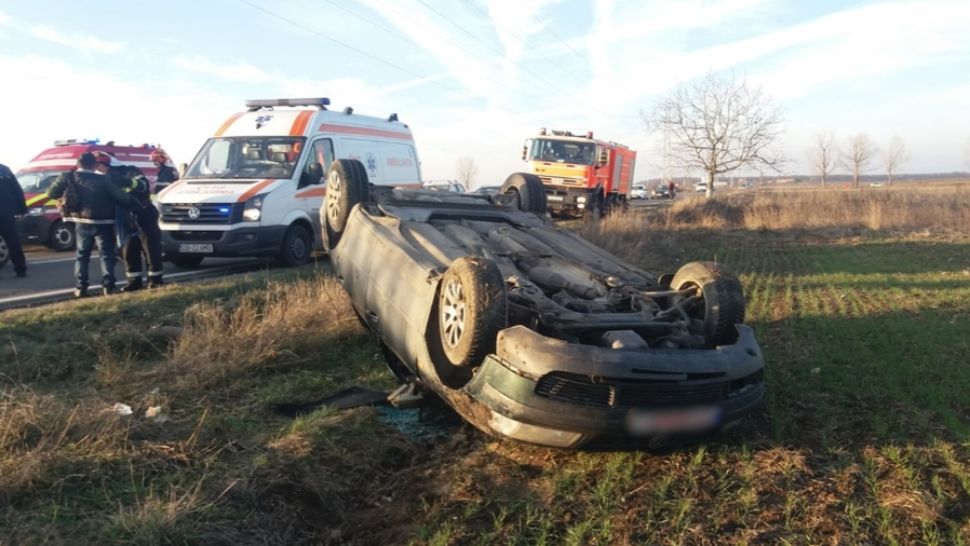 Accident spectaculos, în Dâmbovița: 3 răniți, după ce mașina s-a răsturnat pe câmp