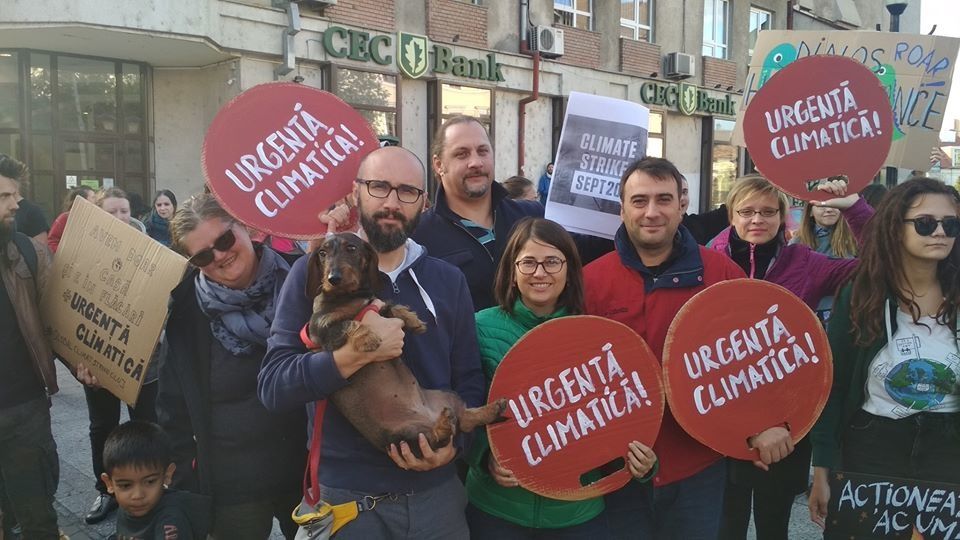 Protest la sediul DNA! O femeie îmbrăcată în auriu, legată la ochi, întruchipează Justiția oarbă