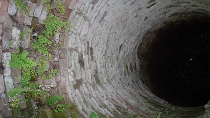 Operațiune de salvare spectaculoasă! Tânără scoasă de pompieri dintr-o fântână adâncă de 28 de metri 